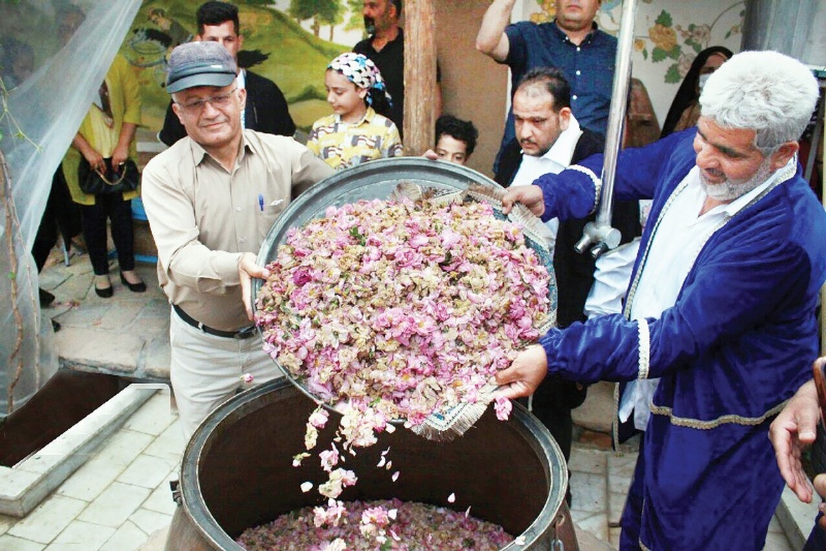 برخلاف خیلی ازمردم که برای سفر ازهفته‌ها قبل برنامه‌ریزی می‌کنند،من معمولا یکدفعه اسباب و وسایلم راجمع می‌کنم و راهی جاده می‌شوم. بارها حتی شده یک روزه به کاشان رفتم و اصلا یادم نمی‌‌آیداولین‌بارچه حس وحالی داشتم،اما این رامی‌دانم که وقتی برای اولین‌بار به جایی می‌روم هیجان عجیب و غریبی برای کشف آن تکه از جغرافیا دارم.