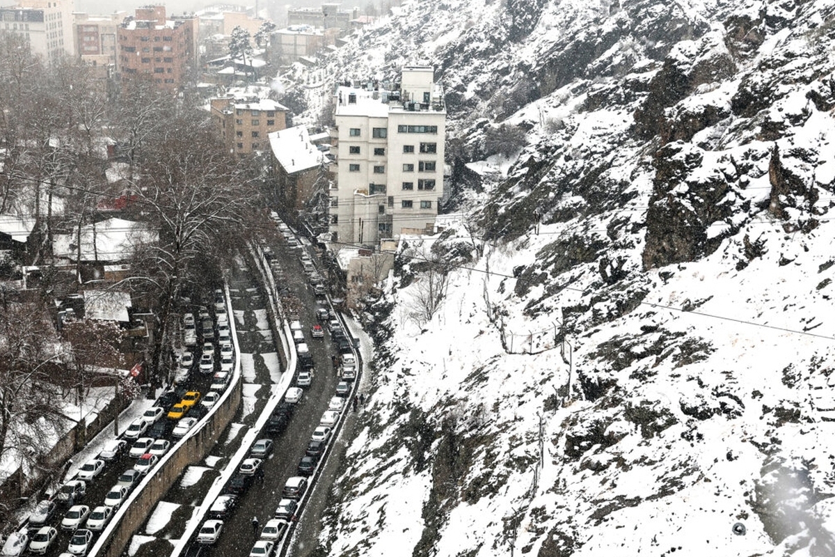 مدیرکل مدیریت بحران استان تهران از کاهش ۳ تا ۶ درجه‌ای هوا در ۲ روز آینده خبر داد و گفت: با توجه به کاهش محسوس دما در این کلانشهر، یخبندان در انتظار تهرانی‌ها است.