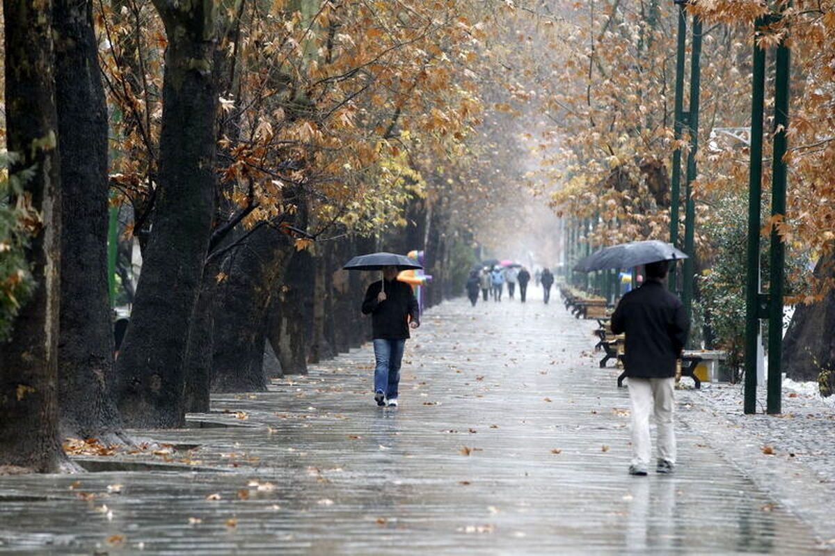 بر اساس اعلام اداره کل هواشناسی استان تهران، از عصر روز جمعه تا شنبه شب (۷ تا ۸ دی‌ماه) با نفوذ سامانه بارشی، به‌تدریج افزایش ابر، گاهی همراه با وزش باد و بارش پراکنده باران و برف پیش‌بینی می‌شود.