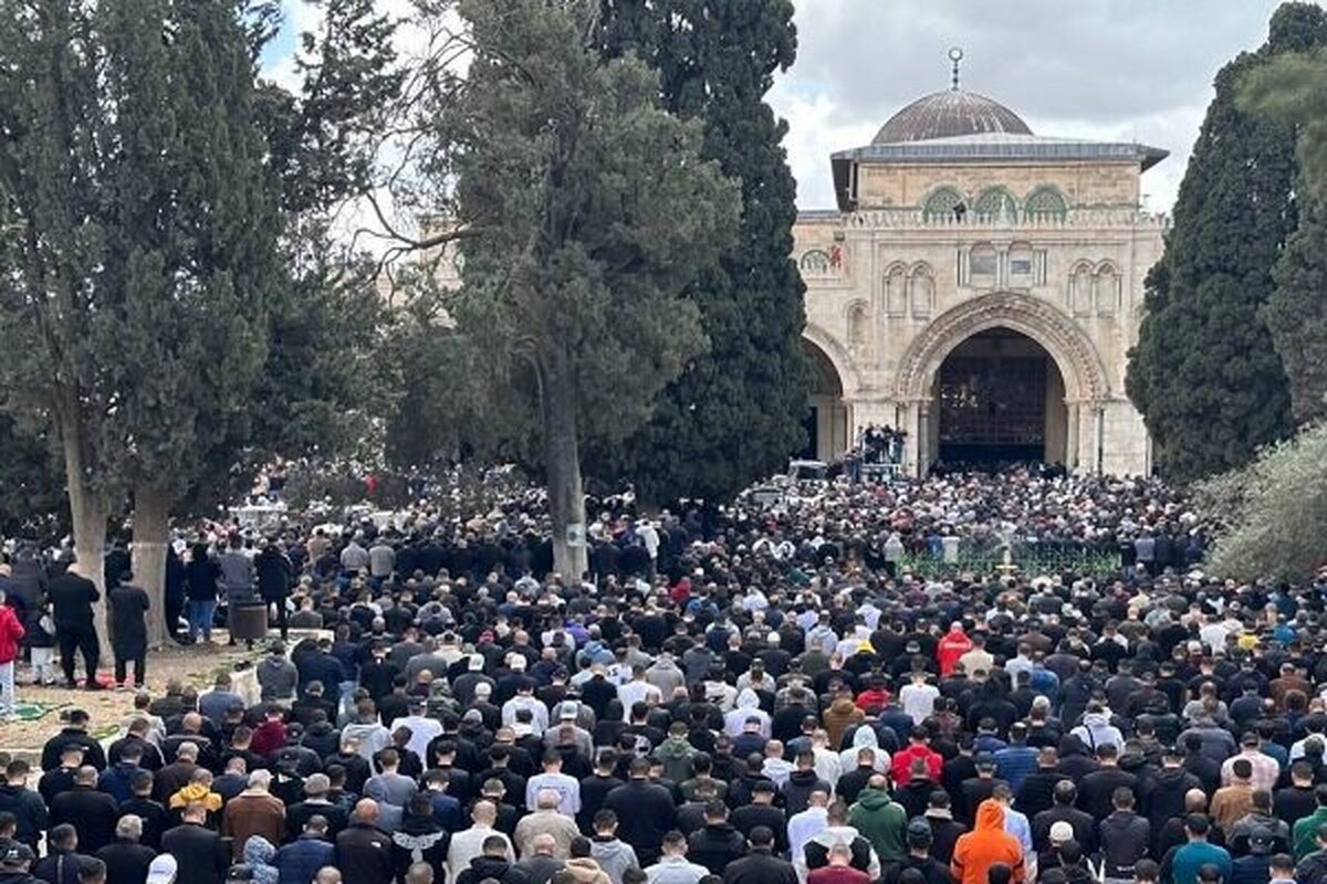 با وجود تدابیر شدید امنیتی رژیم صهیونیستی بیش از ۴۰ هزار فلسطینی نماز جمعه را در مسجدالاقصی اقامه کردند.