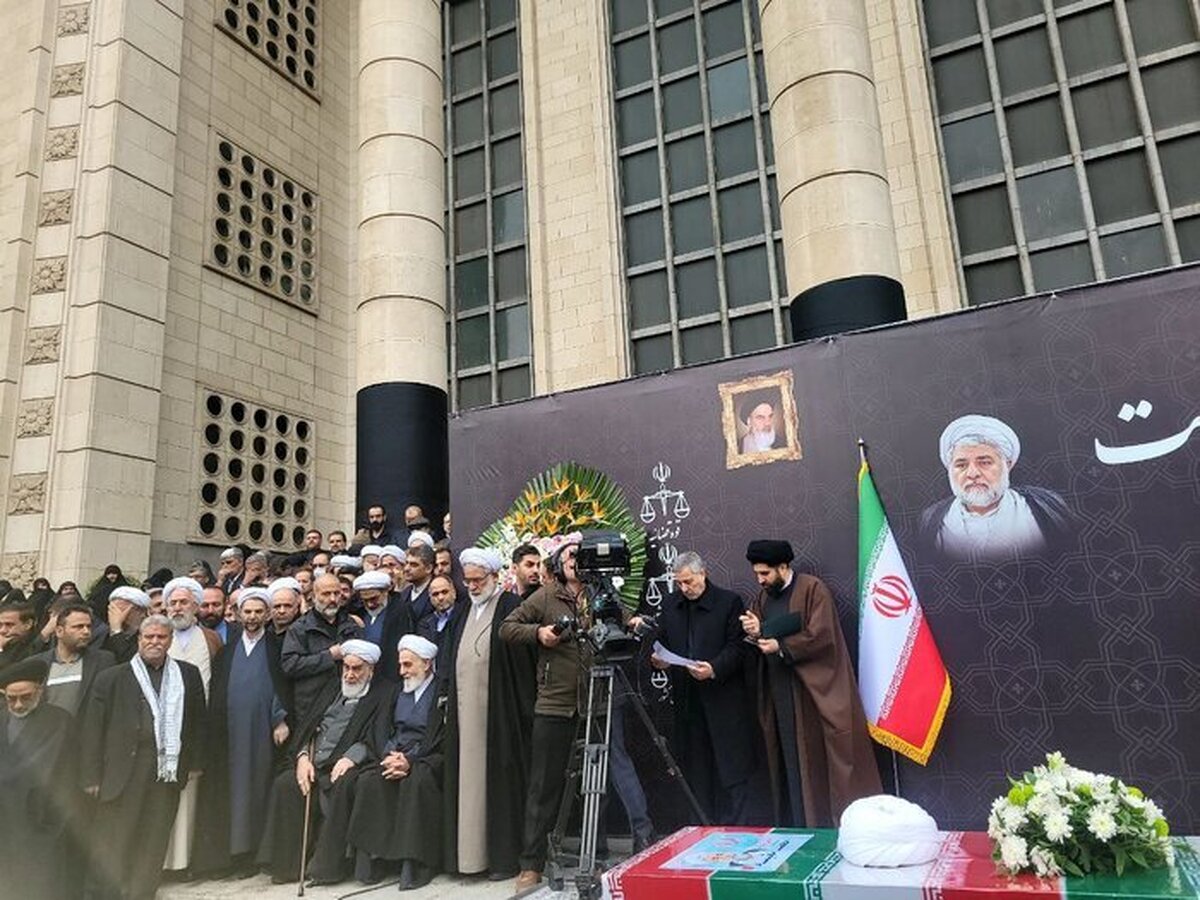 مراسم تشییع پیکرهای مطهر حجج اسلام علی رازینی و محمد مقیسه‌ ۲ قاضی برجسته ایرانی، خدوم، انقلابی و قاطع در برابر مخلان امنیت مردم، صبح روز دوشنبه (یکم بهمن) با حضور مسئولان قضایی و کشوری در مقابل ساختمان دیوان عالی کشور در میدان ارک تهران برگزار شد.