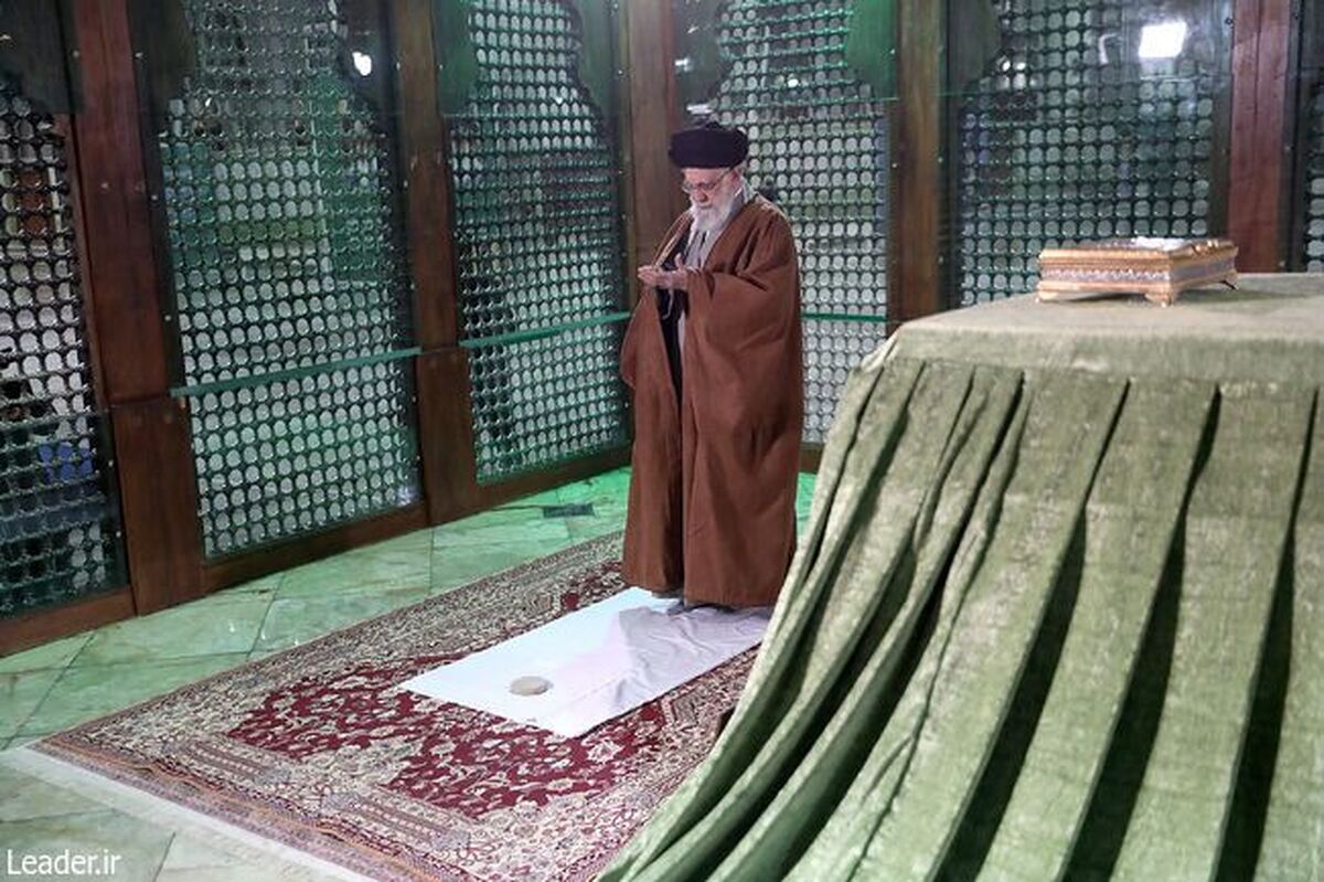 حضرت آیت الله خامنه‌ای رهبر معظم انقلاب اسلامی صبح امروز در آستانه دهه مبارک فجر در مرقد امام خمینی (ره) حضور یافتند و ضمن قرائت فاتحه، به بنیانگذار جمهوری اسلامی ایران ادای احترام کردند.