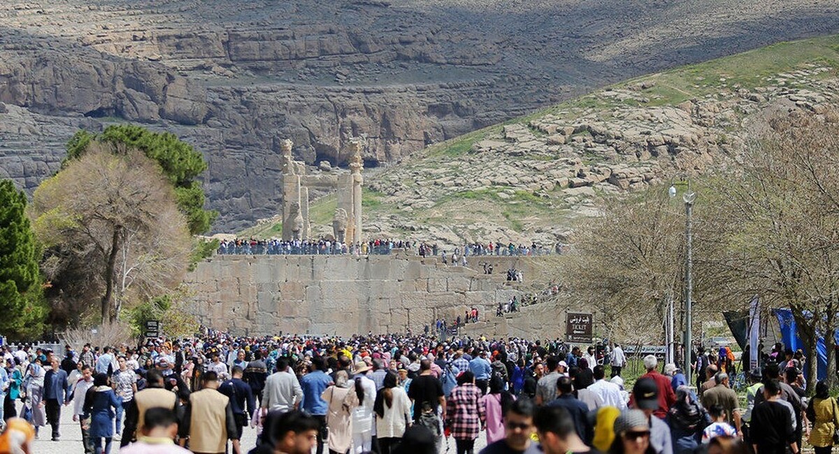 حسینعلی امیری، استاندار فارس گفت گردشگری، دست‌یافتنی‌ترین و آسان‌ترین راه برای پیشرفت و توسعه فارس و مهمترین محور توسعه این استان است.