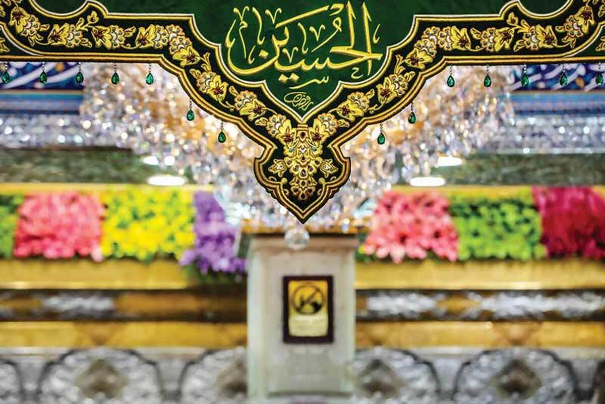 امروز خجسته‌سالروز میلاد امام سوم، حضرت امام حسین بن‌علی‌(ع) است. آن امام بزرگوار بنا بر روایات غالب، در سومین روز از ماه شعبان سال چهارم هجری در مدینه به دنیا آمد و دومین فرزند پسر حضرت علی(ع) و فاطمه زهرا(س) بود و دوران کودکی‌‌اش در زمان حضور پیامبر(ص) سپری شد و داستان‌های بسیار از مهر وعاطفه رسول خدابه ایشان و برادرش امام حسن(ع) در میان همه مذاهب اسلامی نقل شده است.