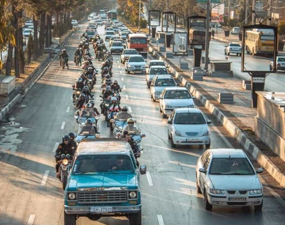 همزمان با دهه مبارک فجر انقلاب اسلامی موتورسواران استان فارس در خیابان‌های شیراز تا گلزار شهدا رِژه رفتند.