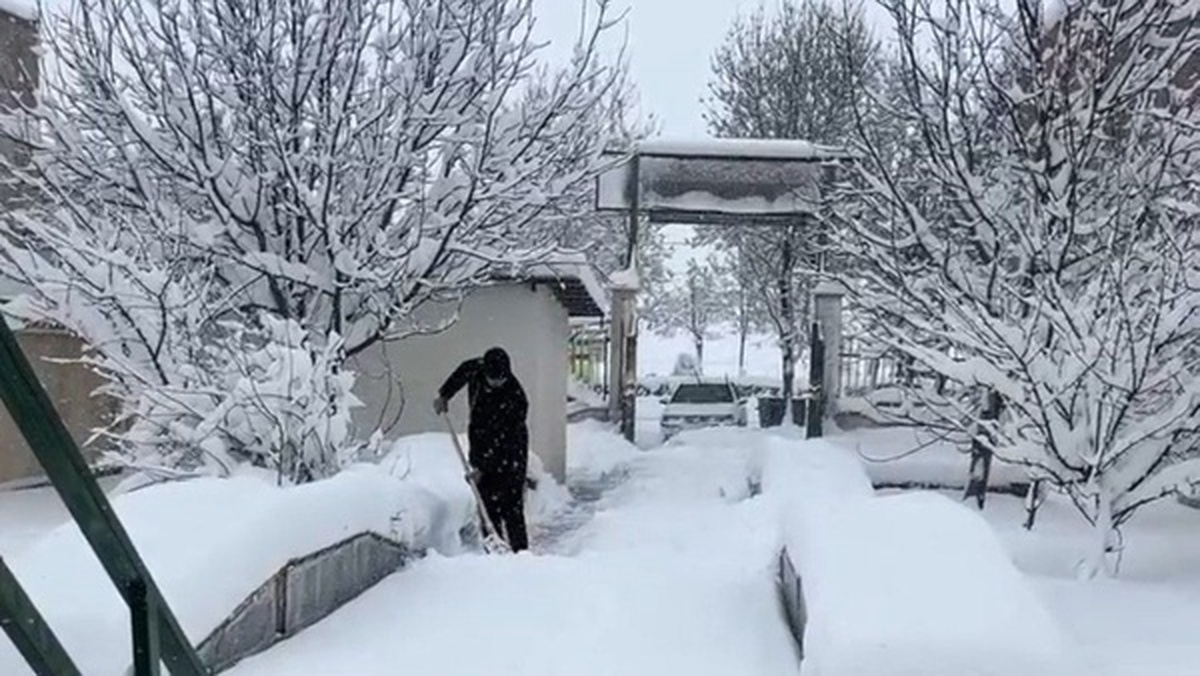 مجید کوهی، مدیر کل هواشناسی استان اردبیل گفت، ارتفاع بارش برف که از شامگاه چهارشنبه در استان آغاز شده اکنون در شهرستان نیر به ۳۵ سانتی‌متر رسیده است.