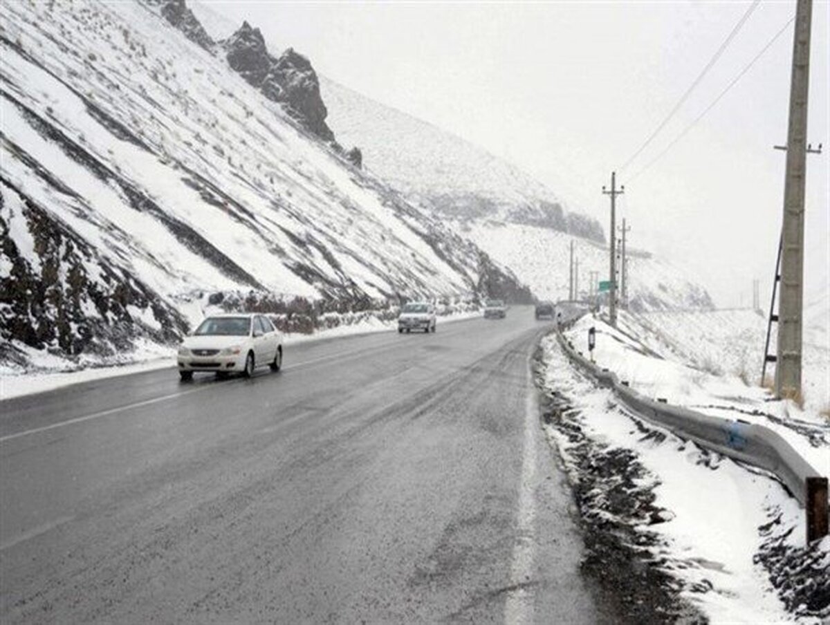 مدیرکل دفتر امور عملیات راهداری، ماشین آلات و مدیریت بحران از مسدود بودن برخی محورهای مواصلاتی کشور به علت بارش برف و یخبندان خبر داد.