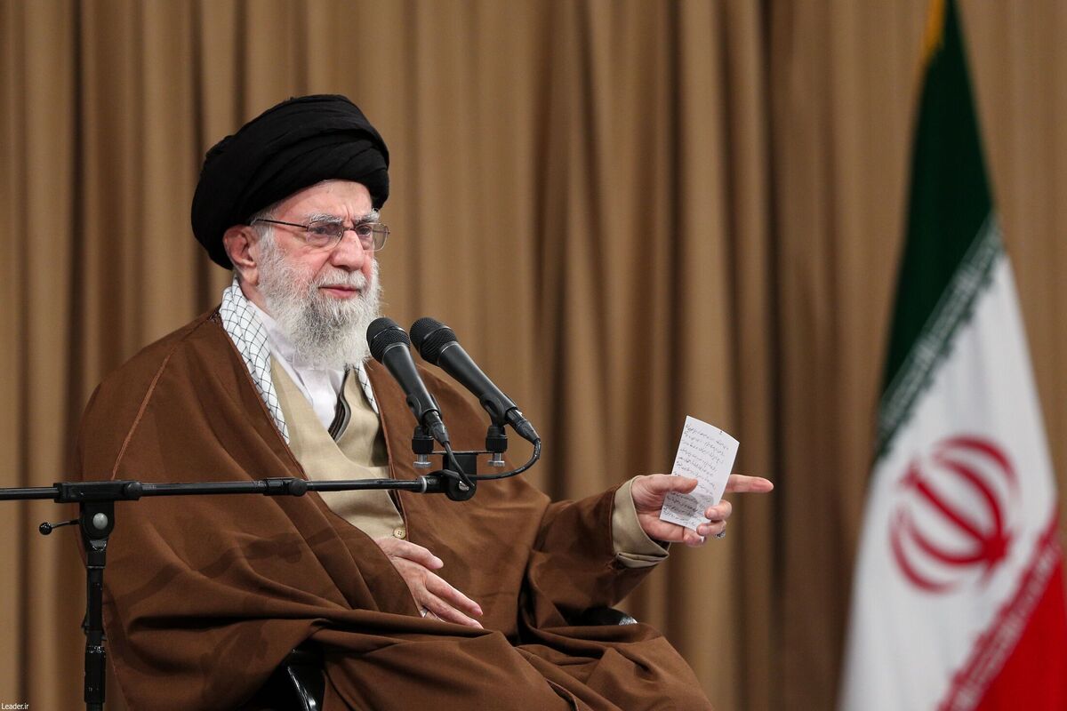 حضرت آیت الله خامنه ای، رهبر معظم انقلاب اسلامی صبح امروز در دیدار صدها نفر از کارآفرینان، سرمایه‌گذاران و فعالان اقتصادی، پیشرفت‌ها و ابتکارات بخش خصوصی را مایه امید و حرکت خواندند و با ضروری دانستن کار جدی رسانه‌ای برای آگاه شدن مردم به ویژه جوانان از این دستآورد‌های خرسندکننده، تأکید کردند: نظام تصمیم‌گیری و اجرایی کشور به عنوان یک الزام کاملاً جدی، به بخش خصوصی کمک کند و موانع را از مسیر تحرک و پیشرفت آن بردارد.