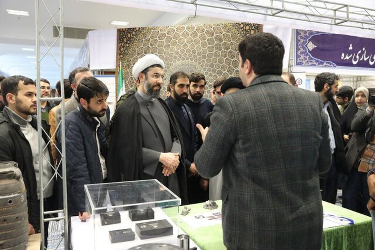 پس از بیانات روز چهارشنبه رهبر انقلاب و توصیه ایشان به مسئولین کشور برای بازدید از نمایشگاه دستاوردها و توانمندی‌های بخش خصوصی که در حسینیه امام خمینی(ره) برپا شده است، جمعی از مسئولین، ورزشکاران و مسئولان ورزش کشور، کارشناسان اقتصادی و سیاسی، فعالان رسانه‌ای و فرهنگی و دیگر اقشار، پنجشنبه ۴ بهمن از تازه‌ترین دستاوردها و توانمندی‌های بخش خصوصی در این نمایشگاه بازدید و با فعالان این حوزه گفتگو کردند.