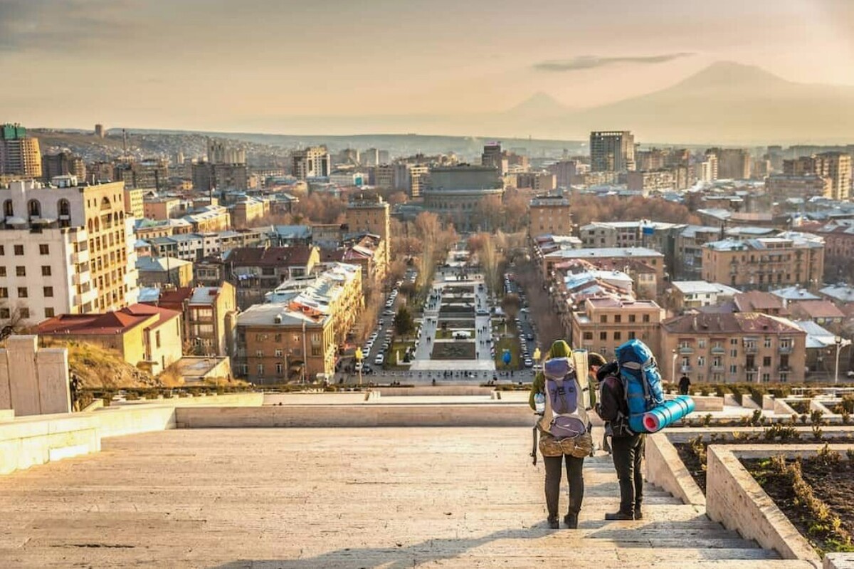 ایروان برای ما ایرانی‌ها یکی از مقصدهای ازران و کوتاه برای سفر است. شهری زیبا که از محبوب‌ترین و مناسب‌ترین مقصدها برای سفر خارجی محسوب می‌شود.