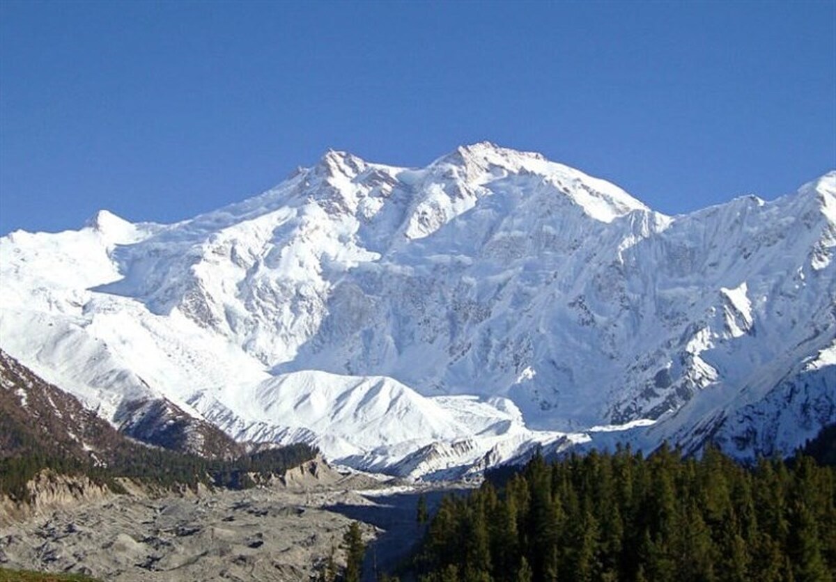 زمستان در حالی به روزهای آخرش نزدیک شده که در حال جبران پاییز خشک است. بارش‌های شدید دو هفته گذشته باعث شد تا علاوه بر نعمت بارش، جان کوهنوردان هم به خطر بیفتد. باسرمای هوا بسیاری ازکوهنوردان سعی می‌کنندبه ارتفاعات بروند و درهوای برفی صعود انجام دهند در حالی که باید به هشدارها توجه کنند؛موضوعی که باعث گرفتاری آنها و ایجاد زحمت برای تیم‌های امدادی می‌شود.