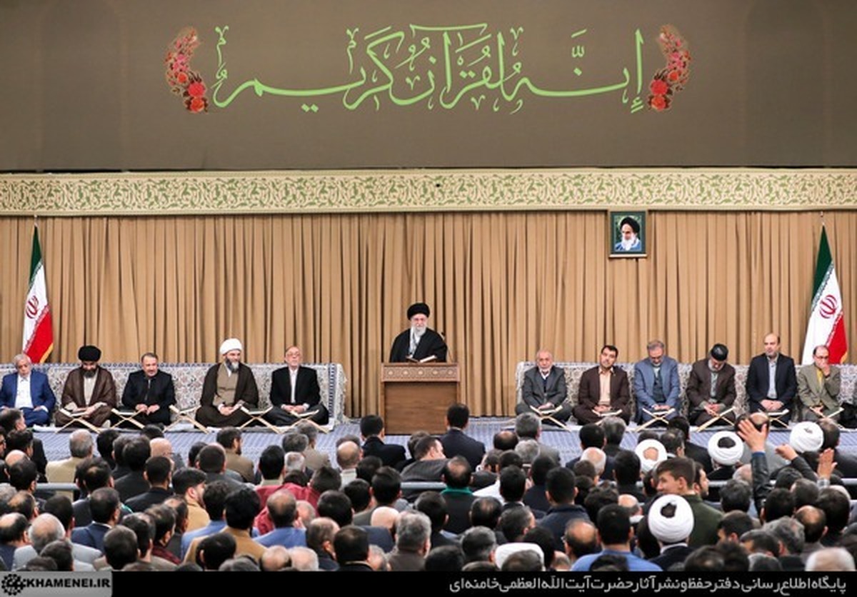 در اولین روز ماه مبارک رمضان، رهبر معظم انقلاب اسلامی عصر امروز «در محفل انس با قرآن و در جمع اساتید و قاریان ممتاز و بین المللی»، با اشاره به نیاز فردی، اجتماعی و ملی به آموزه‌های علاج بخش قرآن تأکید کردند: جامعه قرآنی بگونه‌ای عمل کند که چشمه‌های معنوی کتاب الله در دلها، افکار و در نتیجه رفتار و اعمال همه مردم جاری شود.
حضرت آیت‌الله خامنه‌ای که بیش از دو ساعت و نیم مستمع تلاوت قاریان ممتاز و جمع‌خوانی و تواشیح گروه‌های داخلی و خارجی بودند با تبریک ماه مبارک رمضان به عنوان عید بزرگ و حقیقی مومنان و حمد پروردگار به خاطر افزایش مستمر قاریان کشور افزودند: نیاز جامعه به سرچشمه‌های پایان‌ناپذیر قرآن برای علاج مشکلات مختلف، نیازی جدی و واقعی است.