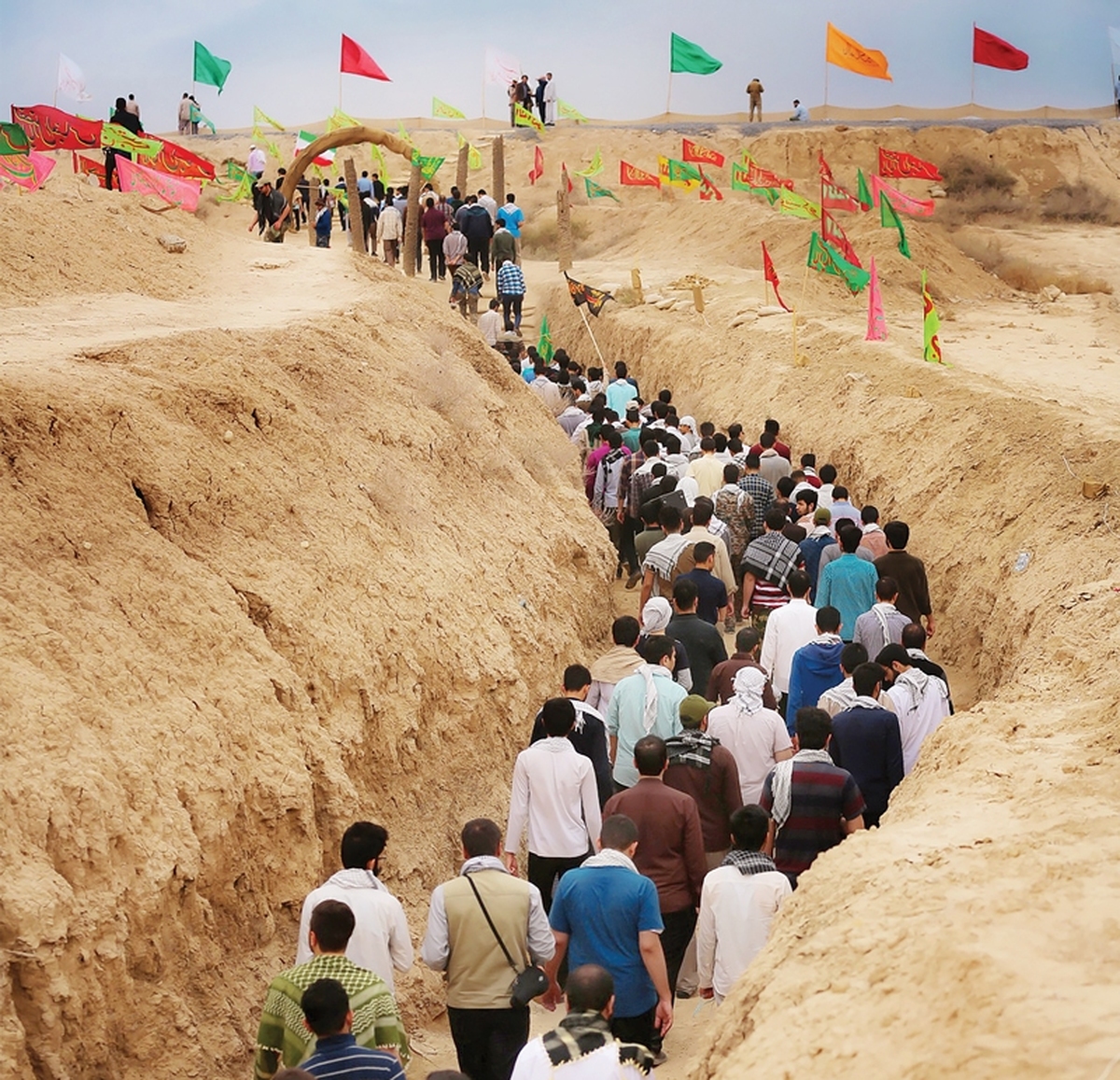 در اولین ساعات صبح روز ۱۳ فروردین سال ۱۳۶۰ عازم خط مقدم جبهه در منطقه عمومی مهران شدیم. این در حالی بود که در آخرین روزهای شهریور ۱۳۵۹ ارتش رژیم بعث از زمین و هوا مرزهای ایران اسلامی را مورد تجاوز قرار داده و شهرهای مرزی کشور از جمله شهر مهران را به اشغال خود درآورده بود.