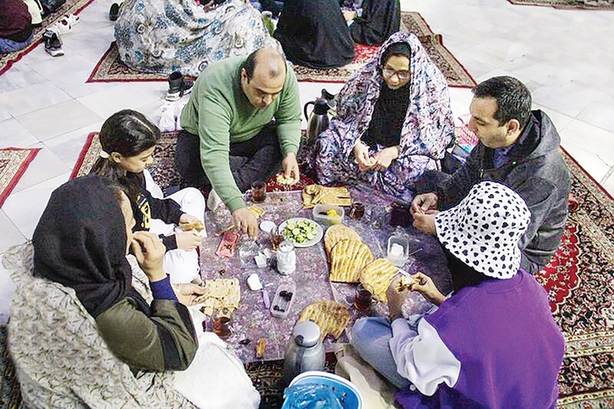 رمضان؛ ماهی که در آن روزها با خویشتنداری آغاز می‌شود و شب‌ها با همدلی به پایان می‌رسد. ماهی که با همه تقدس و خلوصش، نه‌تنها روح را جلا می‌دهد، بلکه قلب‌ها را نیز به هم نزدیک‌تر می‌کند. سفره‌های سحری و افطار بازتابی از یک اتحاد و همبستگی میان اعضای خانواده است و همه همچون نت‌های یک سمفونی آرام، حس بودن در کنار هم را زنده می‌کنند.