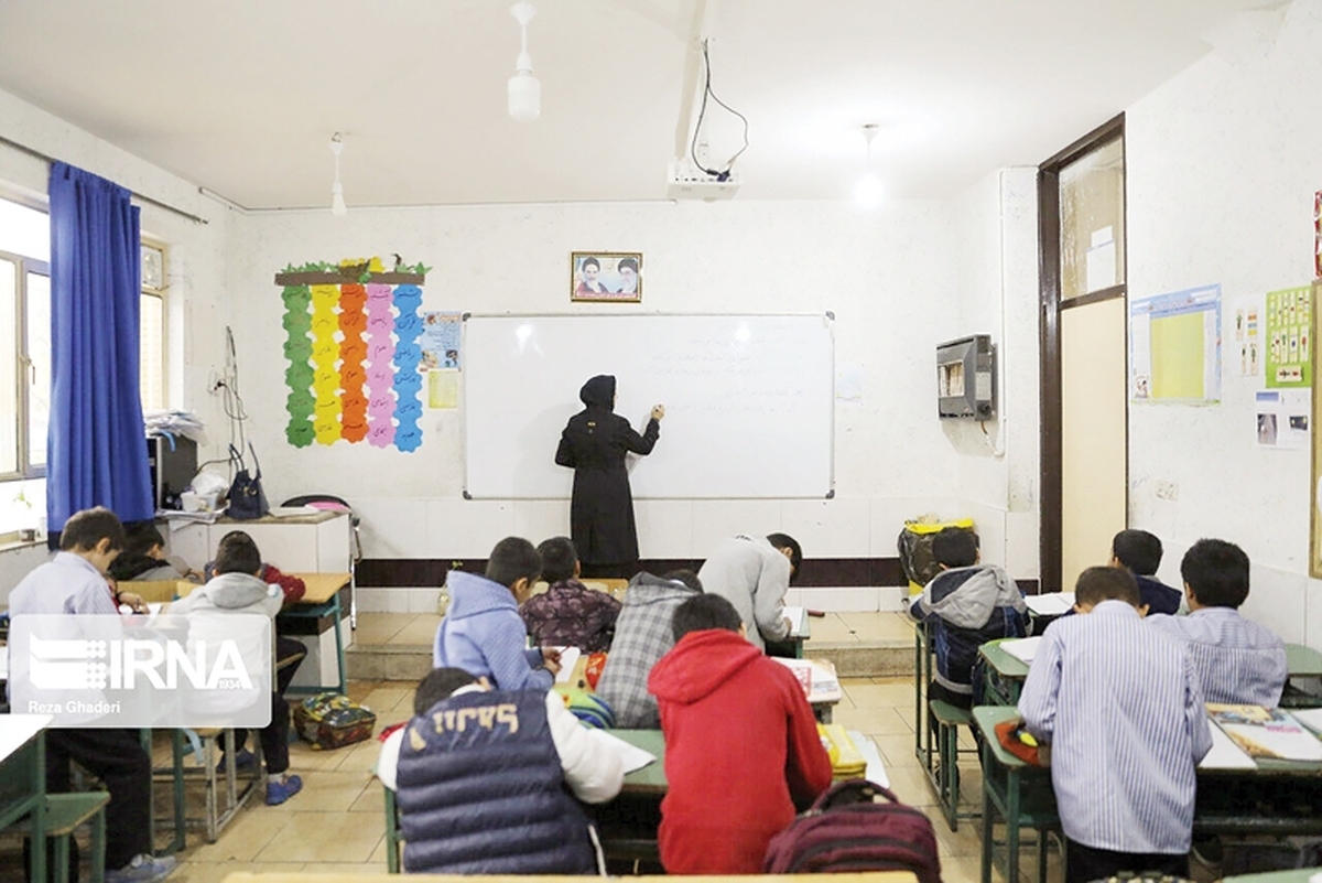 «آموزش در ایران حق کودکی‌کردن را از کودکان ما می‌ستاند و این بزرگ‌ترین مشکل آموزش در نظام  پرورشی کودک است.» این نظر و جمله صریحی است که روز گذشته سیدجواد حسینی، رئیس سازمان بهزیستی کشور در حاشیه مراسم بهره‌برداری از پروژه بازسازی و راه‌اندازی مجتمع تخصصی آموزشی کودکان «دانستان» آن را عنوان کرد.