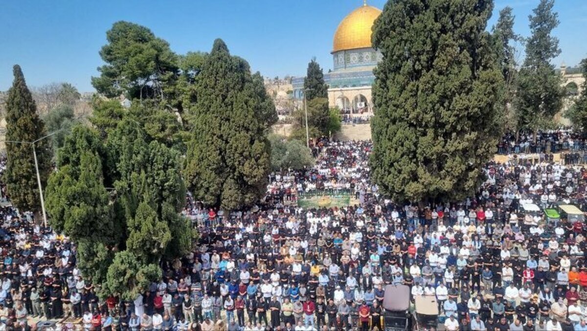 ده‌ها هزار نفر از مردم فلسطین در دومین جمعه ماه مبارک رمضان برای اقامه نماز جمعه در مسجد الاقصی حاضر شدند.