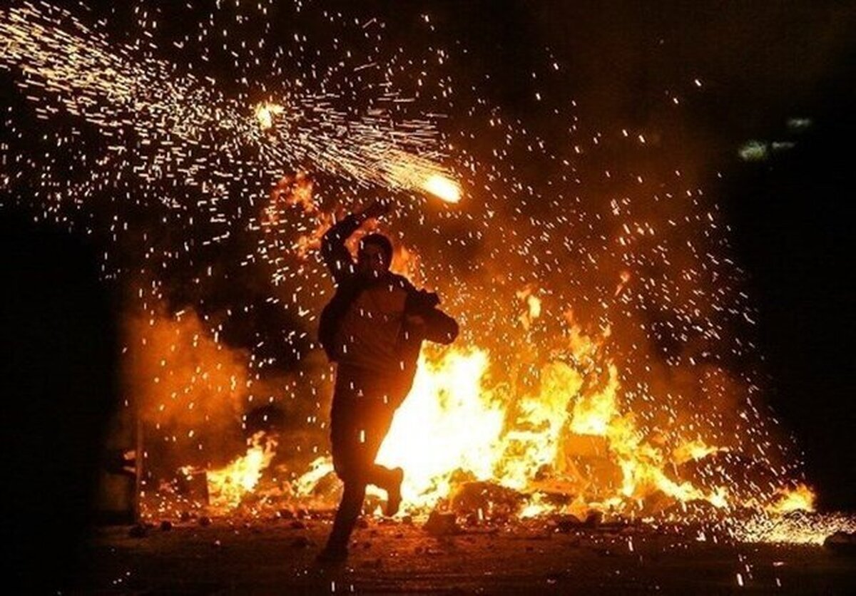 چهارشنبه‌ سوری، یکی از قدیمی‌ترین جشن‌های ایرانیان که همزمان با آخرین چهارشنبه سال برگزار می‌شود که طی سالیان اخیر به یکی از پرحادثه‌ترین شب‌های سال تبدیل شده است. این شب، که با آتش‌زدن هیزم‌ها و آتش‌بازی‌های مختلف همراه است، از دیرباز نمادی از رهایی، پاکسازی و شروعی تازه برای سال نو بود. اما متاسفانه در سال‌های اخیر، استفاده نادرست از مواد محترقه و بی‌احتیاطی در انجام مراسم، این جشن را به یکی از شب‌های پرخطر تبدیل کرده است.