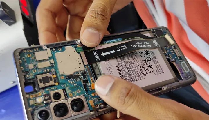 یکی از ویژگی های مهمی که در گوشی های مدرن به چشم می خورد، مقاومت در برابر آب یا همان ضد آب بودن است. این ویژگی به کاربران اجازه می دهد بدون نگرانی از آسیب های ناشی از تماس با آب، با گوشی خود کار کنند.