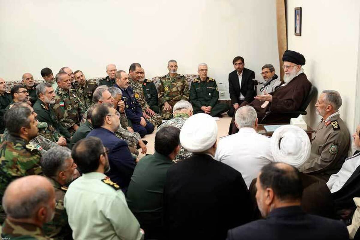 حضرت آیت‌الله خامنه‌ای رهبر معظم انقلاب اسلامی ظهر امروز یکشنبه در دیدار جمعی از فرماندهان عالی نیرو‌های مسلح ضمن قدردانی صمیمانه از تلاش‌ها و موفقیت‌ها در قضایای اخیر، تاکید کردند: به‌لطف خداوند نیرو‌های مسلح چهره خوبی از توانایی‌ها و اقتدار خود و همچنین یک چهره ستودنی از ملت ایران به نمایش گذاشتند و ظهور قدرت اراده ملت ایران در عرصه بین‌المللی را به اثبات رساندند.
