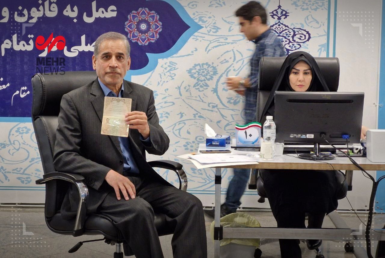 حضور شخصیت‌ها برای ثبت‌نام؛ از رئیس دولت نهم و دهم تا وزیر فرهنگ دولت سیزدهم