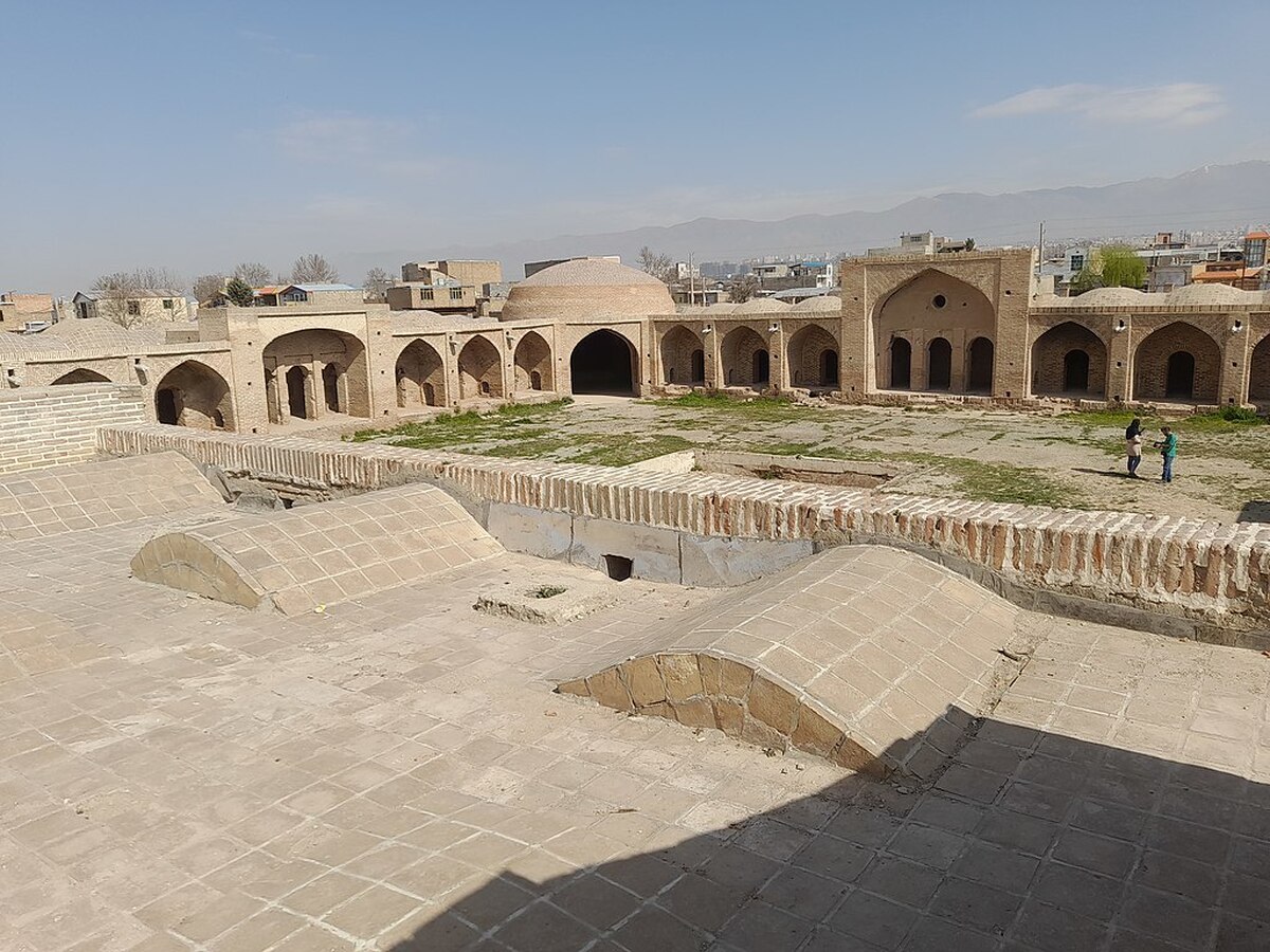 کاروانسرای تاریخی صفوی ینگی امام که در بخش شرقی هشتگرد و در ناحیه منفصل به همین نام واقع شده است یکی از جاذبه‌های تاریخی این شهر می‌باشد.