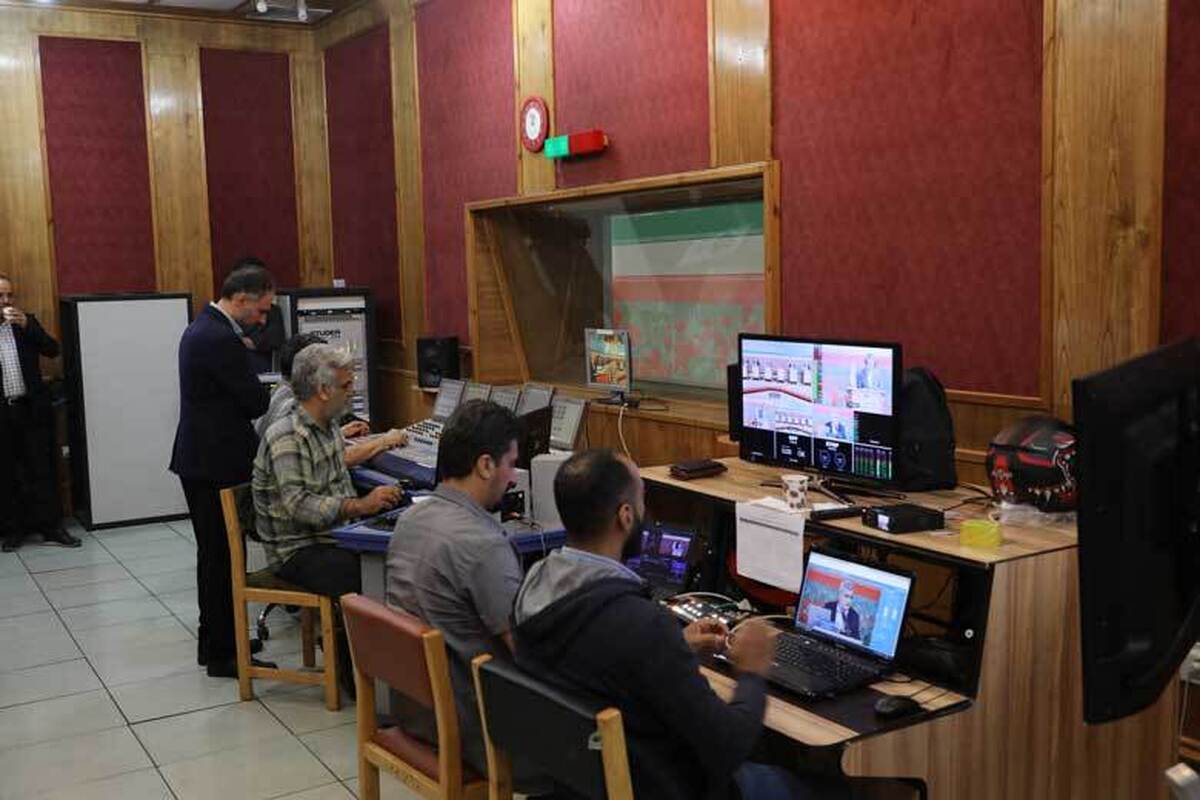 استودیو شماره ۸ معاونت صدای جمهوری اسلامی ایران میزبان نماینده دو نامزد چهاردهمین دوره انتخابات ریاست جمهوری بود که در خصوص فرهنگ و مدیریت راهبردی کشور در برنامه کاندیدای خود به مناظره پرداختند.