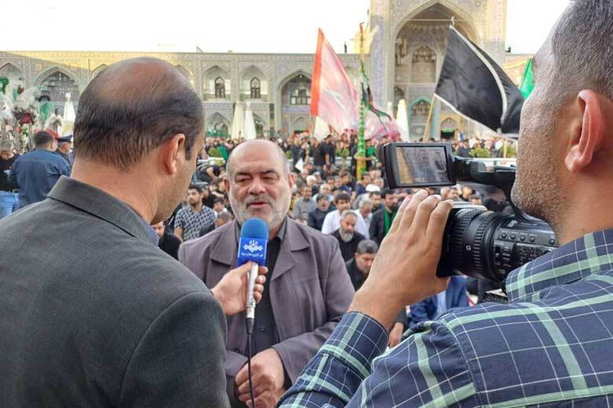 آئین آغاز به کار رادیو محرم با حضور علی بخشی زاده، معاون صدای جمهوری اسلامی همزمان با ویژه برنامه اذن عزا و تعویض پرچم حریم رضوی در حرم امام رضا (ع) برگزار شد.