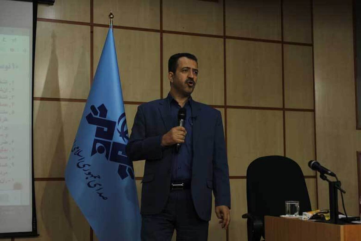 اساتید دانشگاه در کارگاه آموزشی ویژه انتخابات که به همت آموزش معاونت صدا برگزار شد بر این مساله تاکید شد که برنامه سازان نقش موثری در آگاهی بخشی مردم برای انتخاب اصلح ریاست جمهوری دارند و باید از کارشناسان متبحر و حرفه ای در برنامه ها استفاده کنند. 