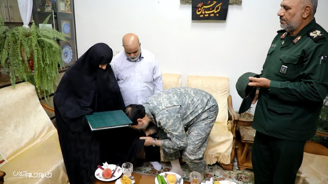  فرماندهان ارشد نظامی با خانواده شهید مدافع حردیدارم در شهرکرد