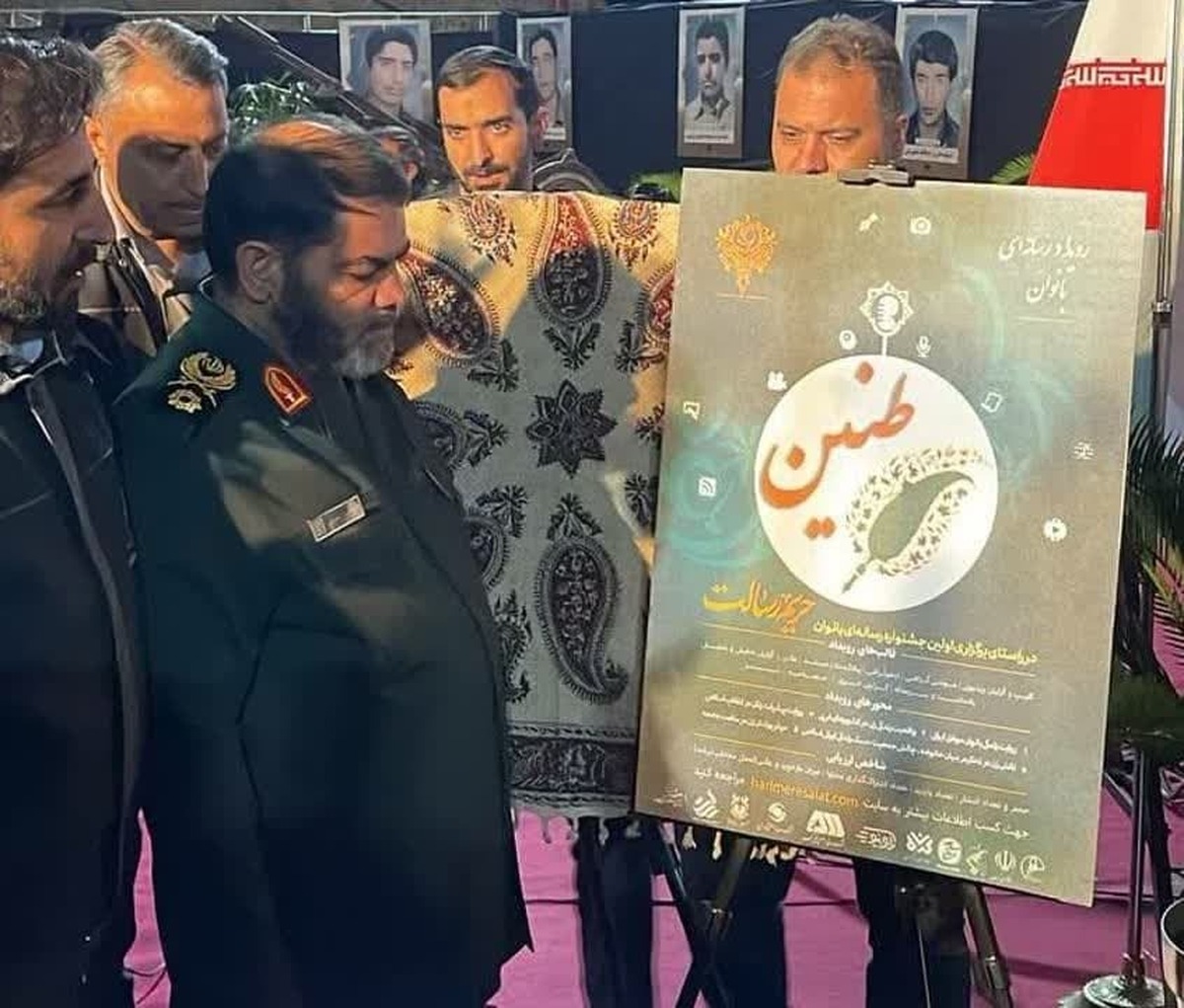 در آیین گرامیداشت شهدای عملیات کربلای پنج و باحضور سردار معروفی از دو پوستر «جام رسانه ای امید» و «جشنواره طنین» بسیج رسانه رونمایی شد .