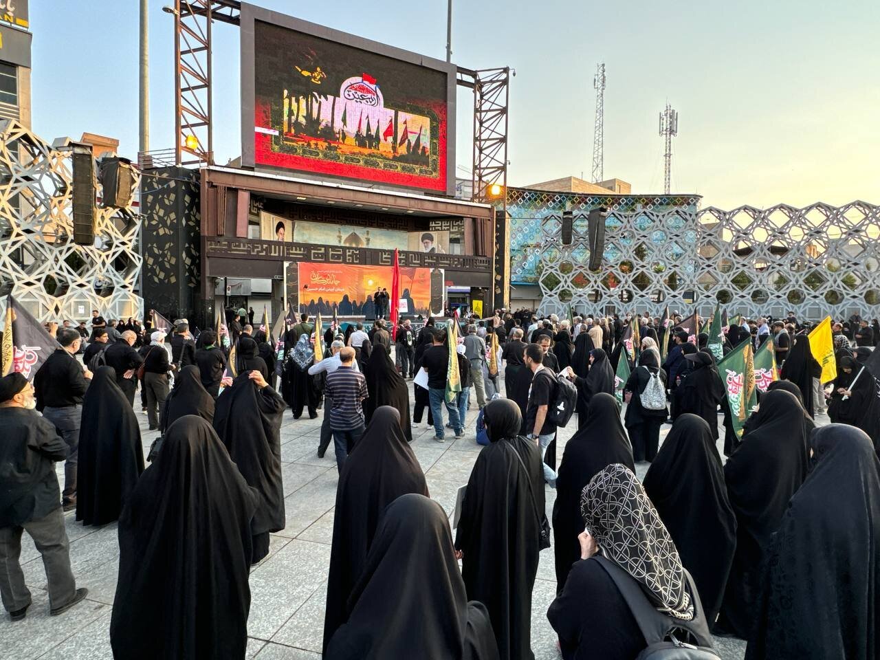 گرامیداشت یاد شهدای غزه در پیادهروی جاماندگان اربعین حسینی گرامیداشت یاد شهدای غزه در پیادهروی جاماندگان اربعین حسینی