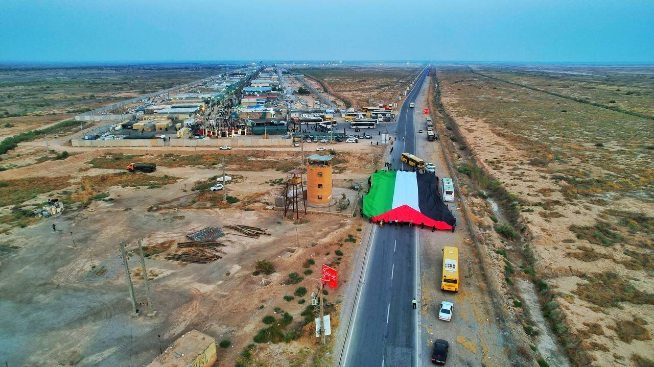 عکس | بزرگترین پرچم فلسطین در کشور به احترام شهدای غزه به اهتزاز درآمد عکس | بزرگترین پرچم فلسطین در کشور به احترام شهدای غزه به اهتزاز درآمد