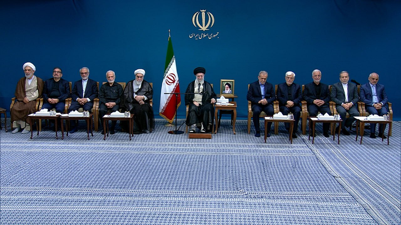 دیدار رئیس جمهور و اعضای هیئت دولت چهاردهم با رهبر انقلاب اسلامی دیدار رئیس جمهور و اعضای هیئت دولت چهاردهم با رهبر انقلاب اسلامی