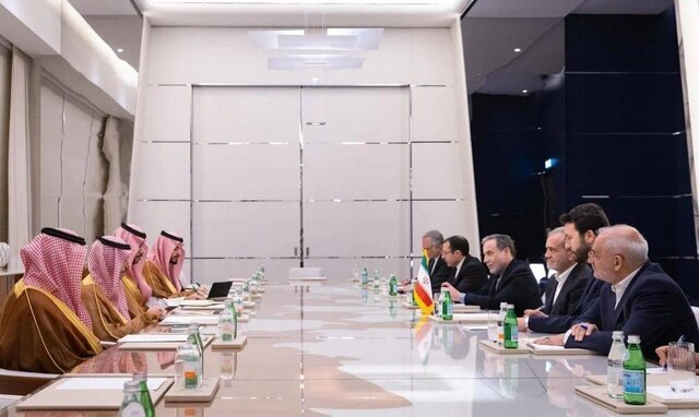 تاکید پزشکیان بر لزوم همگرایی بیشتر با کشورهای اسلامی از جمله عربستان تاکید پزشکیان بر لزوم همگرایی بیشتر با کشورهای اسلامی از جمله عربستان