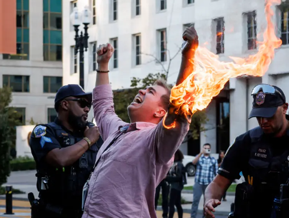 اقدام به خودسوزی خبرنگار آمریکایی حامی غزه