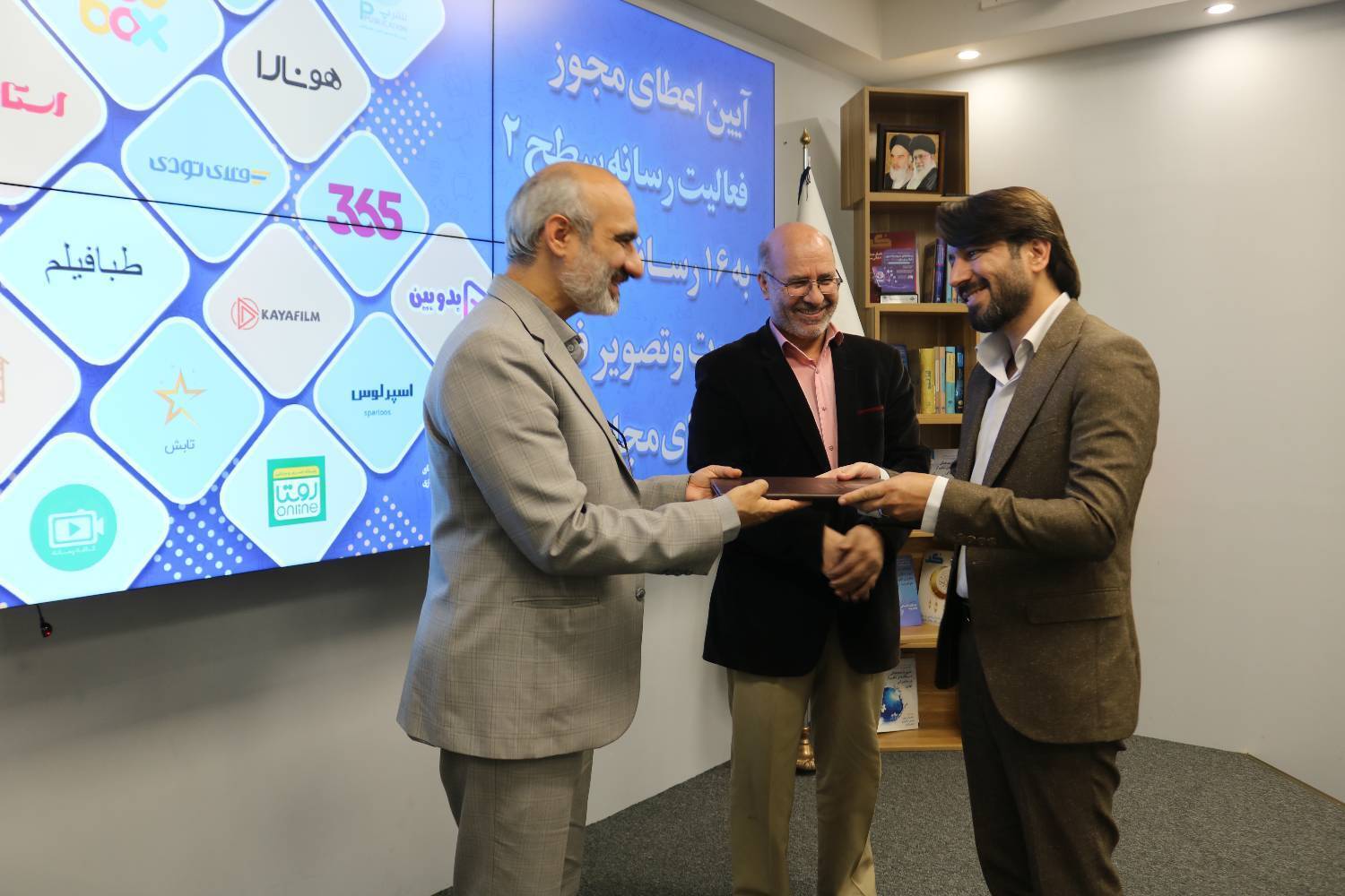 اعطای مجوز به ۱۶ سکوی صوت و تصویر فراگیر | مجوز ۵ رسانه لغو شد