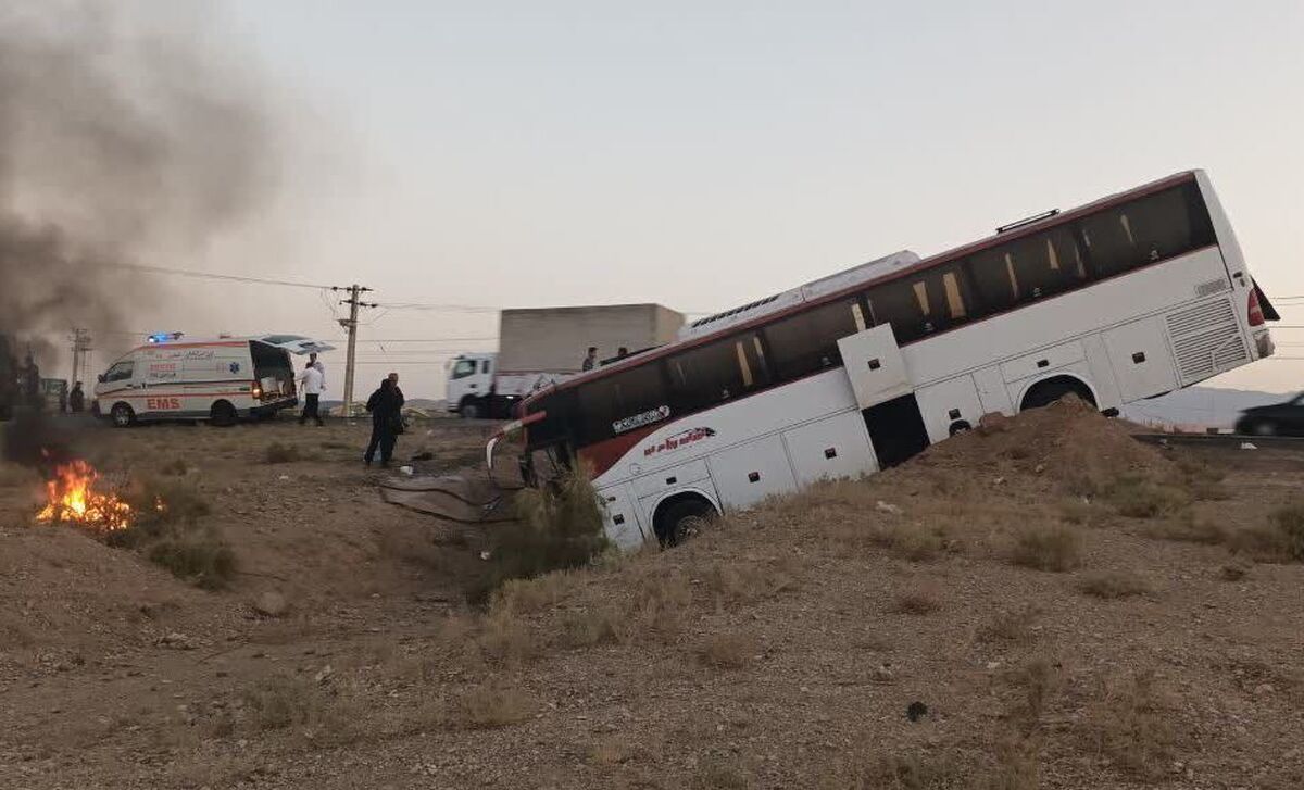 ‎رئیس پلیس راه استان قزوین گفت: یک دستگاه اتوبوس مسافربری در محور قزوین- همدان از مسیر خارج و ۱۵ نفر مصدوم شدند.