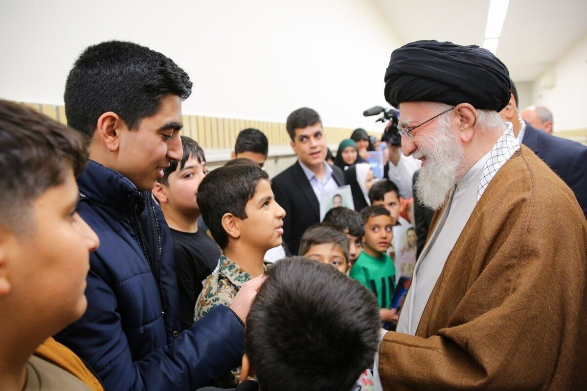 صبح امروز مراسم بدرقه دانش‌آموزان سمنانی برای دیدار با رهبر انقلاب برگزار شد. آنها از حس و حال خود برای دیدار با رهبری می‌گویند.