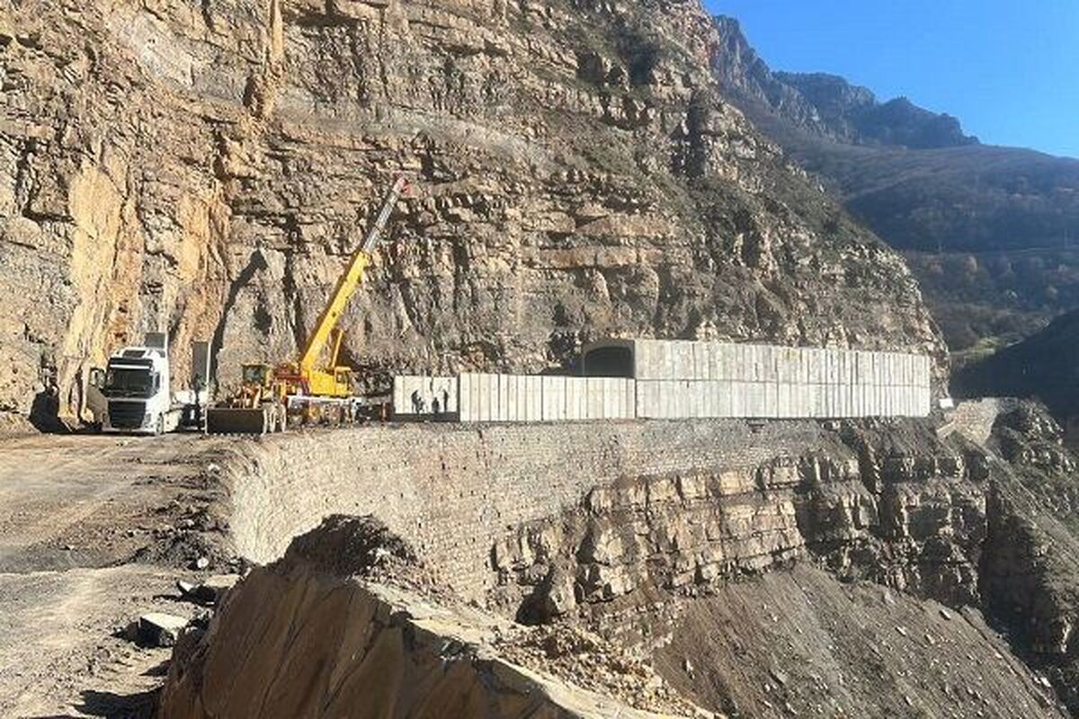 مدیرکل راهداری و حمل و نقل جاده ای استان مازندران از آغاز اجرای عملیات تکمیلی گالری پیش ساخته در منطقه کمرزرد محور کندوان که شامل نصب قطعات فوقانی به طول ۱۵۰متر با اعتباری بالغ بر ۱۵۰میلیارد تومان خبر داد و گفت: ایمن سازی محورکندوان شتاب مضاعف گرفت.