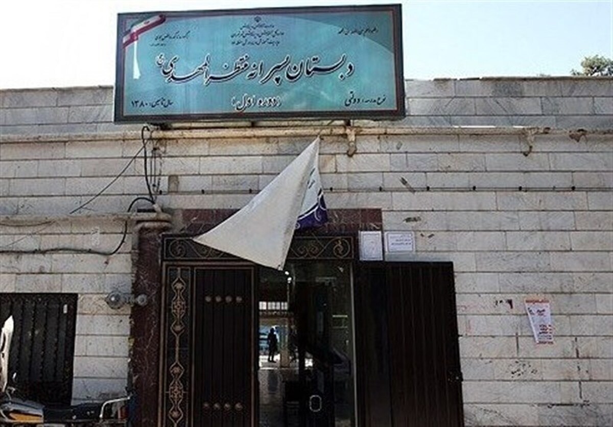 با وجود اینکه نسبت کلاس‌های مستحکم از ۶۴ درصد به ۸۲ درصد در سال ۱۴۰۳ افزایش یافته، اما همچنان برخی مناطق کشور از جمله پایتخت، با معضل جدی کمبود مدرسه مواجه هستند و سه میلیون دانش‌آموز در کلاس‌های ناایمن حضور دارند.