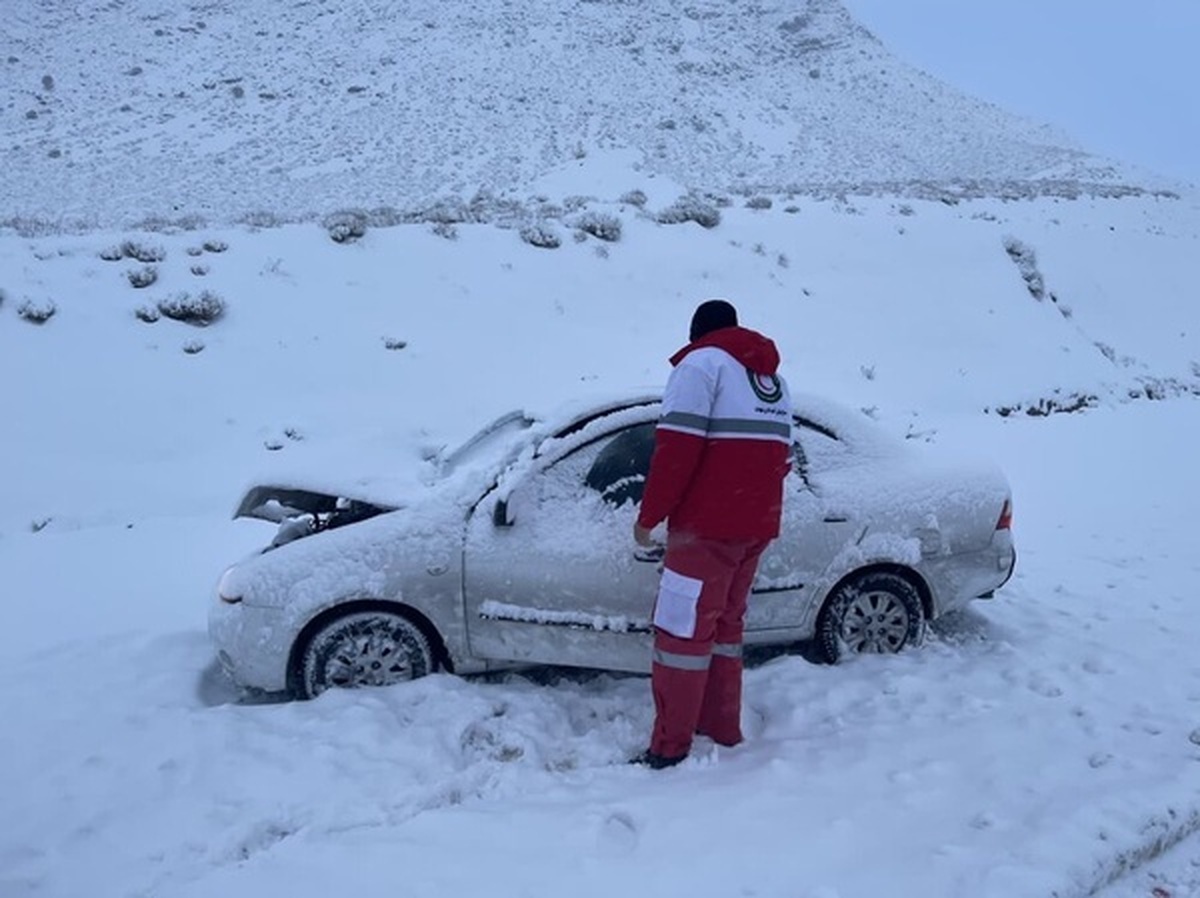 مجید فتاح‌زاده ،معاون امداد و نجات جمعیت هلال‌احمر گفت، نجاتگران جمعیت هلال‌احمر استان اردبیل به افراد گرفتار شده در برف و کولاک جاده سرعین به آلوارس امدادرسانی و آن‌ها را به محل امن انتقال دادند.