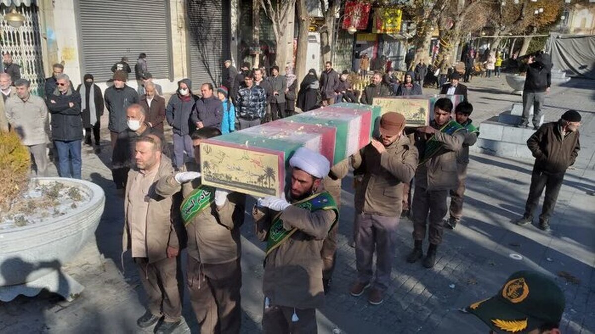 پیکر مطهر ۲ شهید گمنام دیروز همزمان با سالروز وفات حضرت ام‌البنین(س) با حضور اقشار مختلف مردم در اراک تشییع و به خاک سپرده شد.