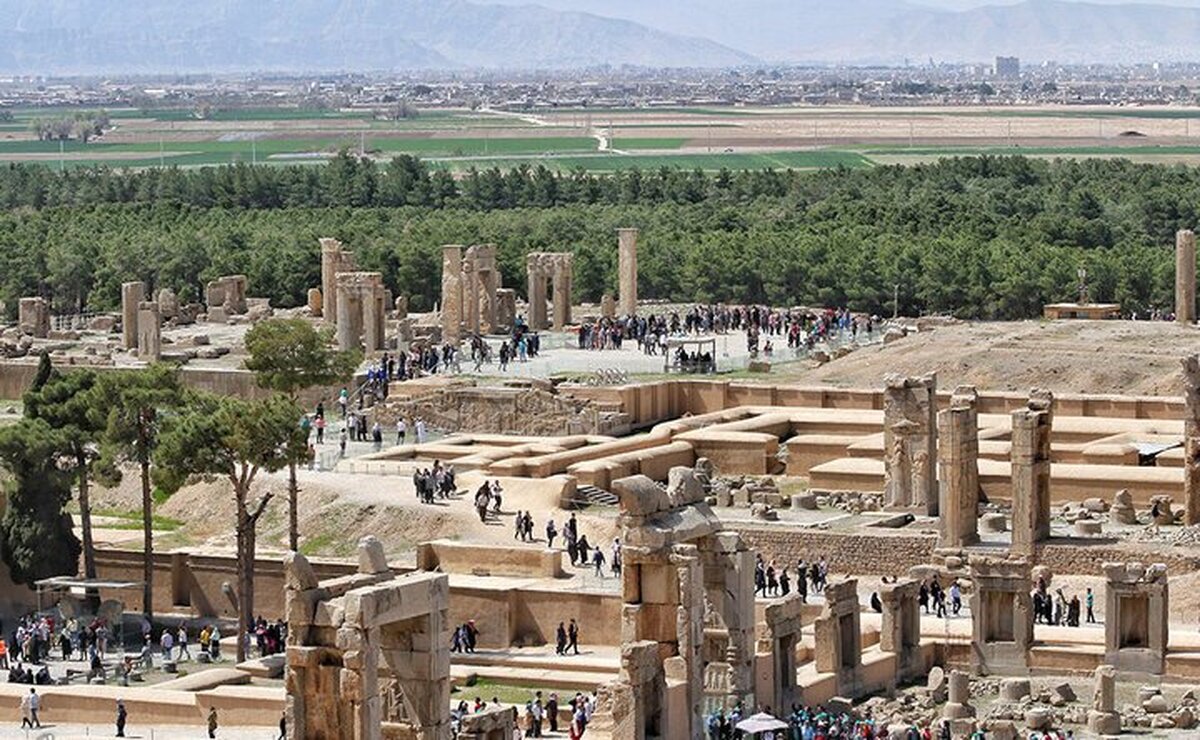 تخت جمشید به عنوان یک اثر ماندگار مورد توجه فعالان میراث فرهنگی برای حفظ این اثر ماندگار بوده که ساخت استخر کشاورزی در اطراف حریم آن باعث نگرانی در خصوص آسیب رسیدن به این اثر شده است.