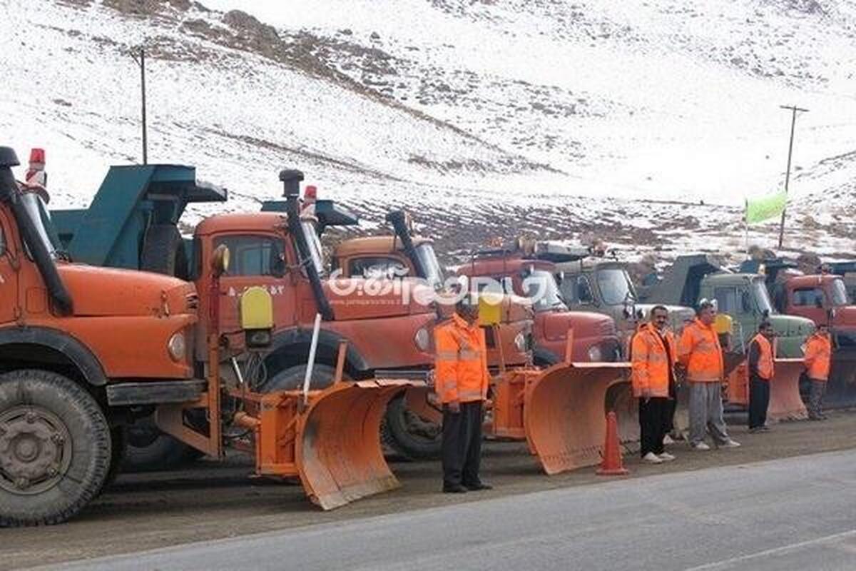 ۸۴۸ راهدار با استفاده از ۵۸۰ دستگاه ماشین‌آلات سبک‌وسنگین در سطح استان هماهنگ با سایر ارگان‌ها ی خدمات‌رسان، آماده ارائه خدمت به شهروندان هستند تا زمستان بدون مشکلی را در جاده‌ها شاهد باشیم.