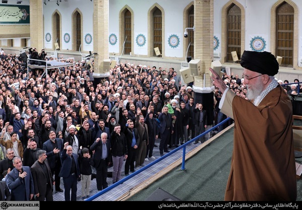 رهبر معظم انقلاب اسلامی در اولین روز سال نو در دیدار با هزاران نفر از قشرهای مختلف مردم، سنت ایرانیان مبنی بر آغاز سال نو با دعا و توسل و اجتماع در مراکز متبرک را نشانه نگاه معنوی ملت به عید نوروز خواندند و با تبیین آثار دعا و استقامت در پیروزی‌های بزرگ جبهه حق در طول تاریخ، سال گذشته را سال صبوری، ایستادگی و بروز قدرت معنوی مردم ایران برشمردند و با آرزوی سالی مبارک برای همه ملت، وظایف مردم و دولت را در تحقق شعار سال یعنی «سرمایه‌گذاری برای تولید» و بهبود اوضاع اقتصادی و معیشتی تبیین کردند.
