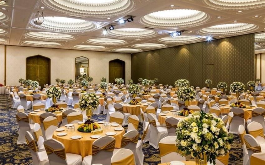 تصویری از سالن عروسی هتل استقلال تهران با نام سالن دریای نور با گل آرایی و پذیرایی و چیدمان دایره ای میز و صندلی