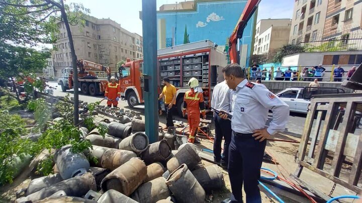عکس | جزئیات واژگونی کامیون حامل کپسولهای اکسیژن در بزرگراه امام علی عکس | جزئیات واژگونی کامیون حامل کپسولهای اکسیژن در بزرگراه امام علی