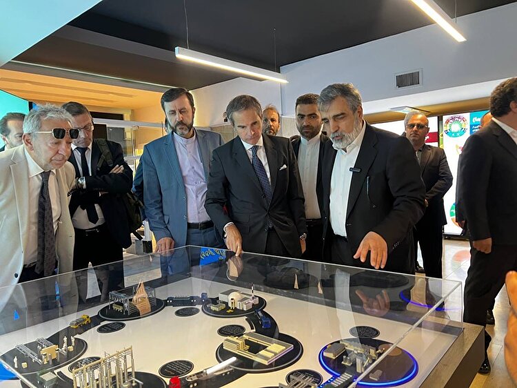 گروسی از نمایشگاه «دستاوردهای صنعت هسته‌ای» بازدید کرد