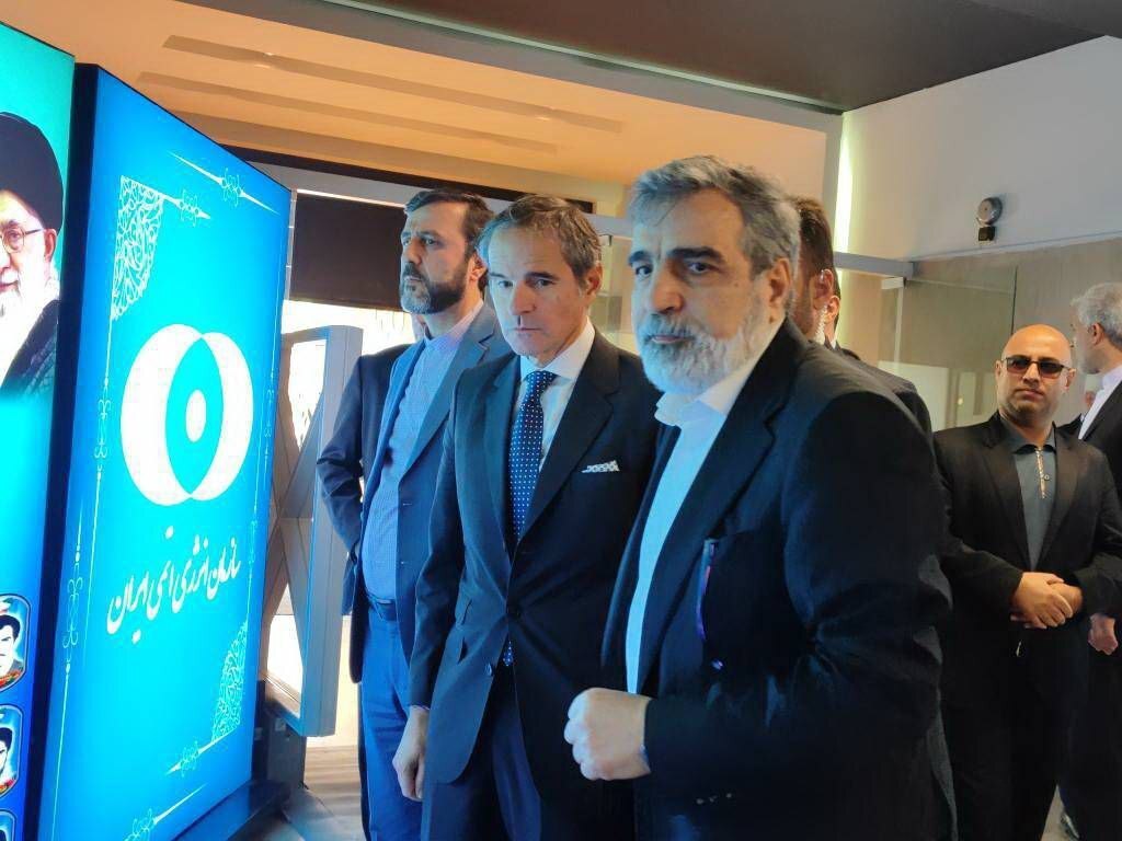 گروسی از نمایشگاه «دستاوردهای صنعت هسته‌ای» بازدید کرد