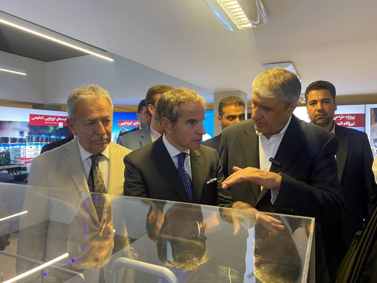گروسی از نمایشگاه «دستاوردهای صنعت هسته‌ای» بازدید کرد